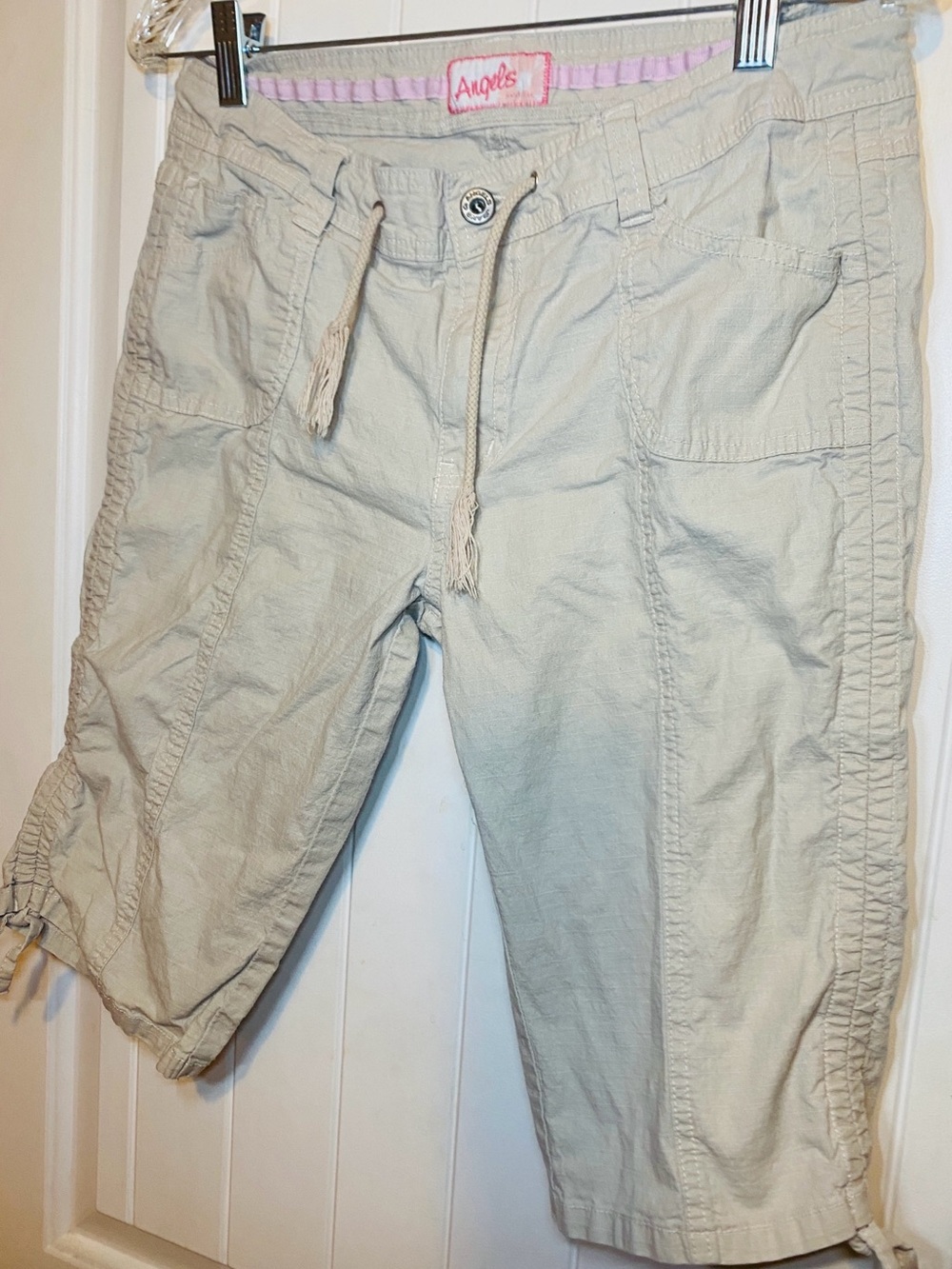 Y2K Angel’s khaki capri pants